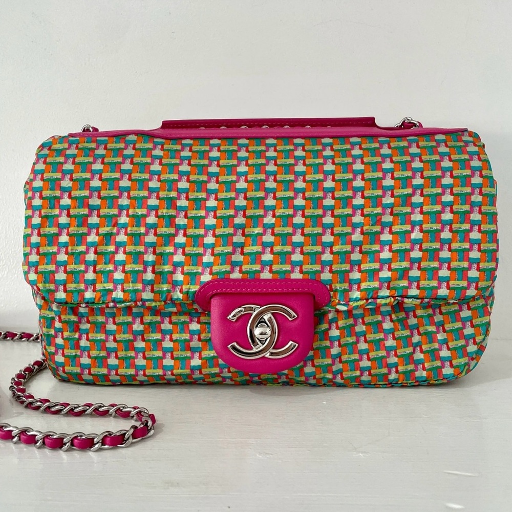 Chanel Rubber Quilted Lambskin Medium Coco Rain Flap in Pink. 💖 Card & COA- Full - Picture 8 of 16